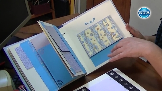 Стралджанка изработва скрапбукинг албуми