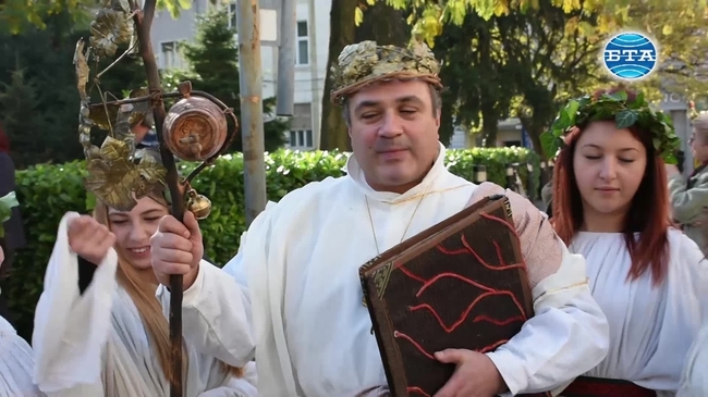 В Пловдив започна "Дефиле на младото вино 2017" 