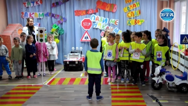 Деца от Видин проведоха открит урок по пътна безопасност пред родители, учители и гости
