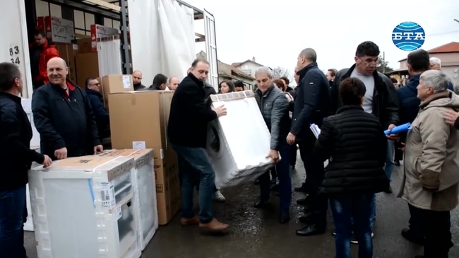 Заместник-председателят на партия ГЕРБ Цветан Цветанов, заедно с депутати и кметове, се включи в разпределението на битовата техника закупена с дарението от 100 000 лева от партийната субсидия на ГЕРБ 