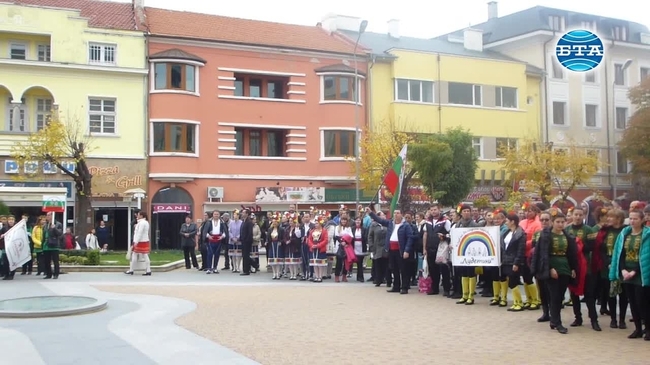 Фолклорно надиграване "Приятели чрез танца" в Сливен