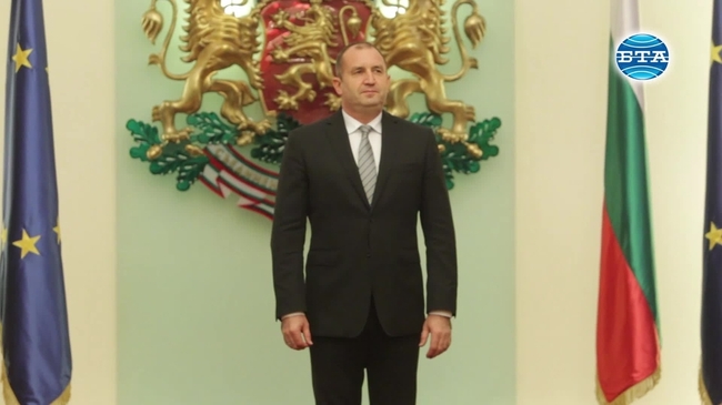 Президентът Румен Радев връчи националното знаме на 26-ата антарктическа експедиция 