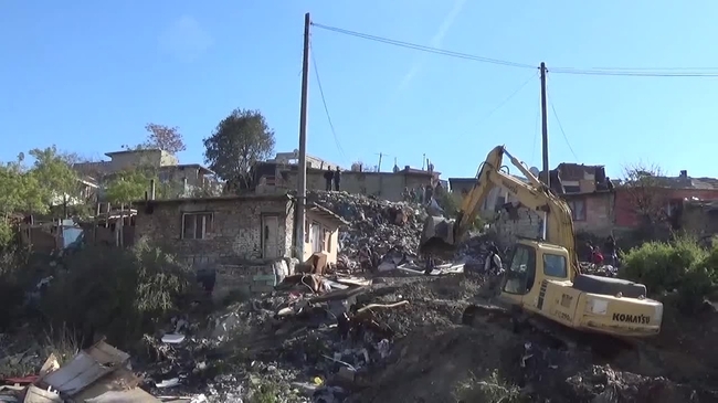 Във Варна продължава поетапното премахване на незаконни постройки в ромската махала 