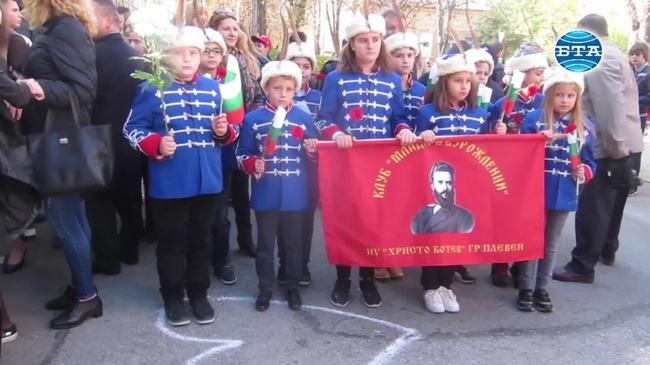 С общоградски ритуал в Плевен отбелязаха Деня на будителите