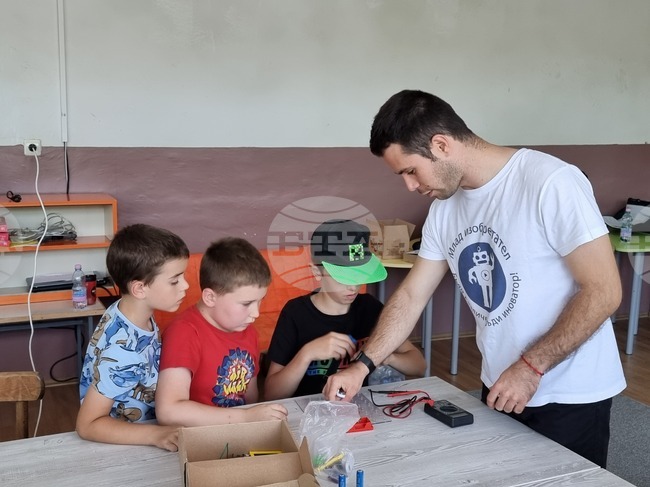 Момчиловци - Роботика и програмиране за деца - открит урок