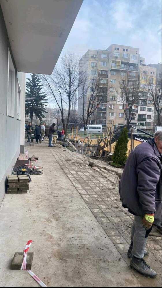 Регионалната дирекция за национален строителен контрол в Перник направи проверка по случая с пропаднала земна маса в близост до жилищен блок