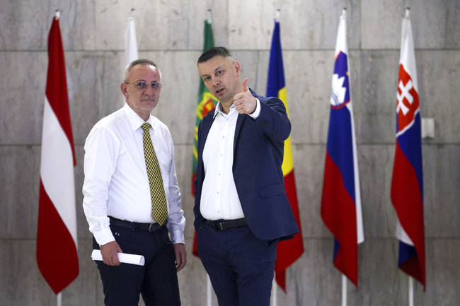 Долната камара на парламента на Босна и Херцеговина подкрепи освобождаването от длъжност на обвинения в корупция министър на сигурността