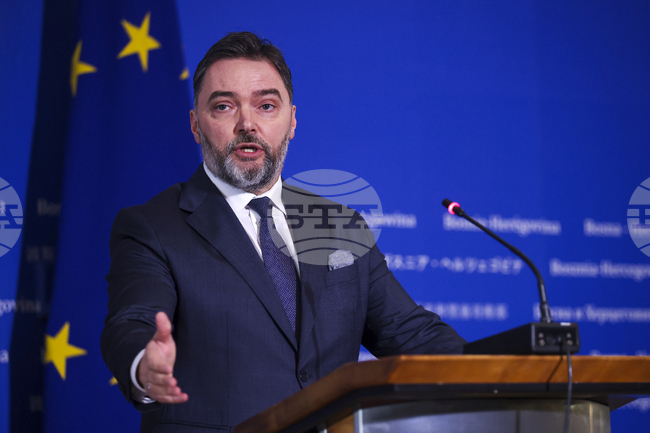 Босненски министър изпрати каска на нацистката армия на върховния представител в Босна Кристиан Шмит и го нарече окупатор