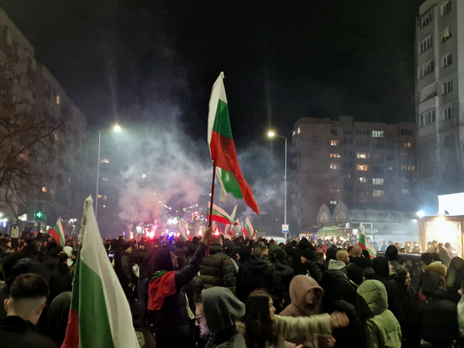 Малко повече от два часа продължи започналият тази вечер в столичния квартал „Овча купел“ протест