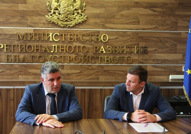 Кметът на Община Хасково Станислав Дечев и министърът на регионалното развитие и благоустройството Андрей Цеков подписаха Споразумение за ремонт на читалище «Заря» Хасково