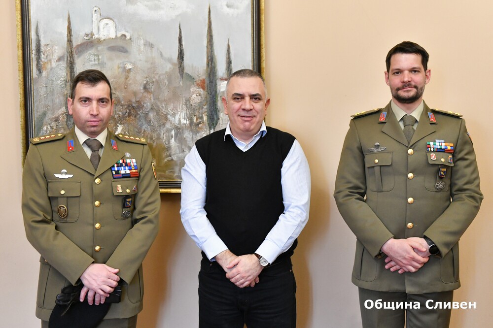 Кметът на Сливен Стефан Радев посрещна гости от Многонационалната бойна група на „Ново село“