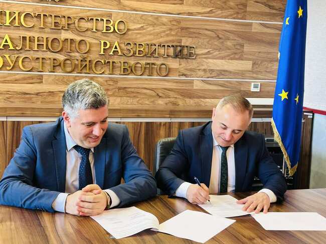 Кметът на Сандански Атанас Стоянов подписа ключови споразумения с министър Цеков за финансиране на четири важни инфраструктурни проекта