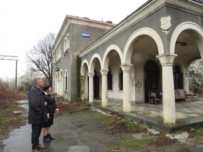 Областна администрация Шумен: Областният управител иска от община Шумен информация за предприетите мерки за поддържане на сградата на бившата гара Мадара 