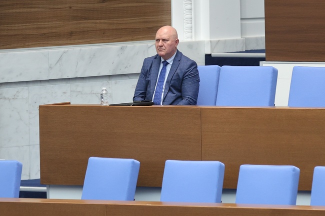Higher Education Act Amended on Second Reading to Increase Salaries