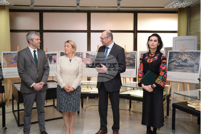 Община Варна: Кметът на Варна Благомир Коцев участва в откриването на изложба, посветена на войната в Украйна