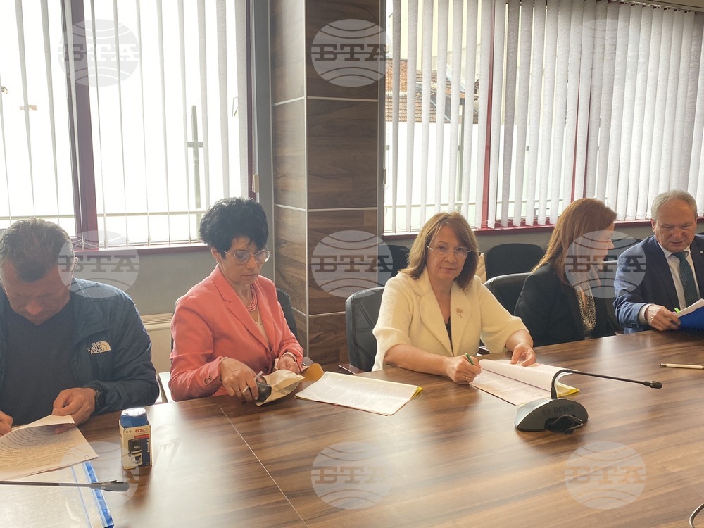 Подписани са договори с МРРБ за изпълнение на общински инфраструктурни проекти в Казанлък