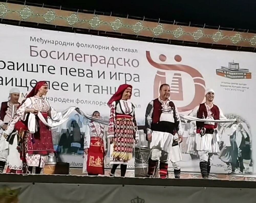 Танцова формация "Партньори" представи Кюстендил в международния фолклорен фестивал "Босилеградско Краище пее и танцува"