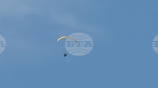 Парапланерист е бил свален невредим от дърво от планински спасители от Кюстендил