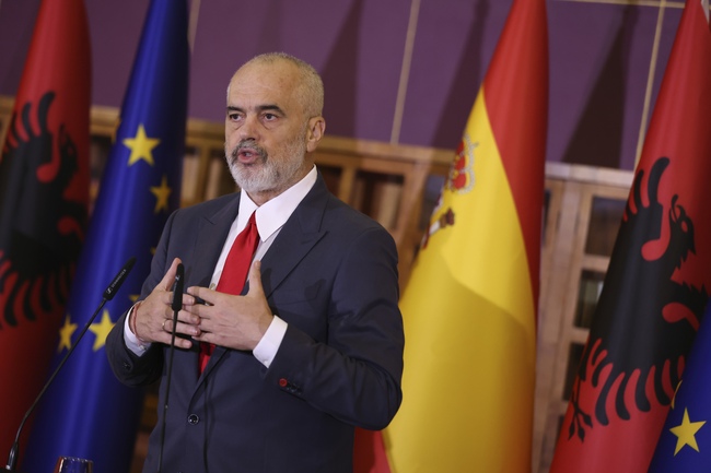Албанският премиер Еди Рама подкрепи косовската позиция в спора със Сърбия