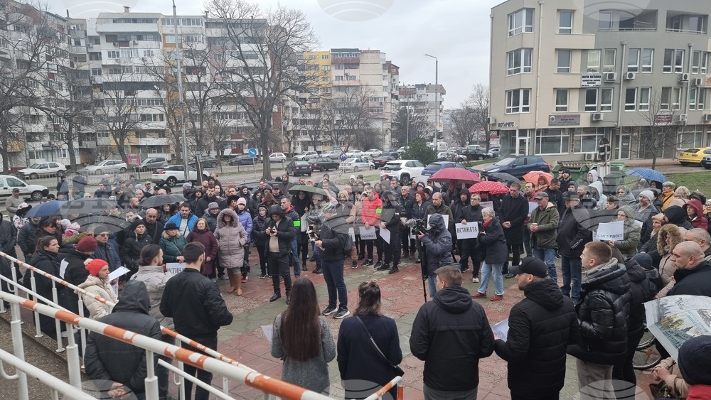 Стотици добричлии се събраха на протест пред Съдебната палата в града по повод убийството в парка