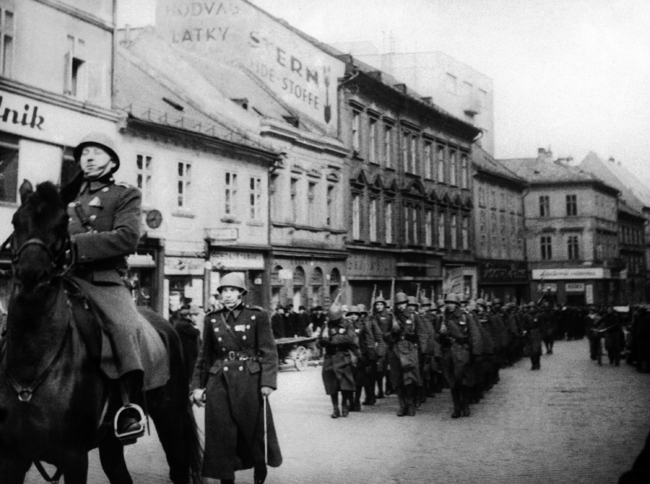 Под тази заплаха на 14 март 1939 г. словашкият парламент единодушно гласува обявяване за независимост от Чехословакия
