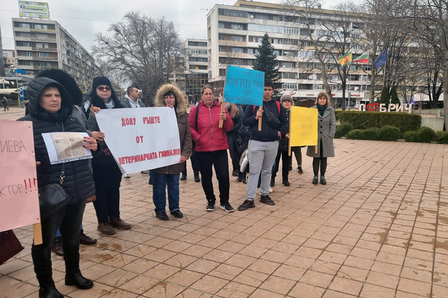 Екипът на Професионална гимназия по ветеринарна медицина в Добрич настоя с протест за преразглеждане на конкурса за избор на директор