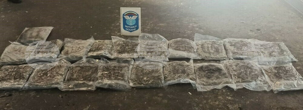 Оставиха в ареста мъж, обвинен в опит да пренесе през граница над 11 килограма марихуана