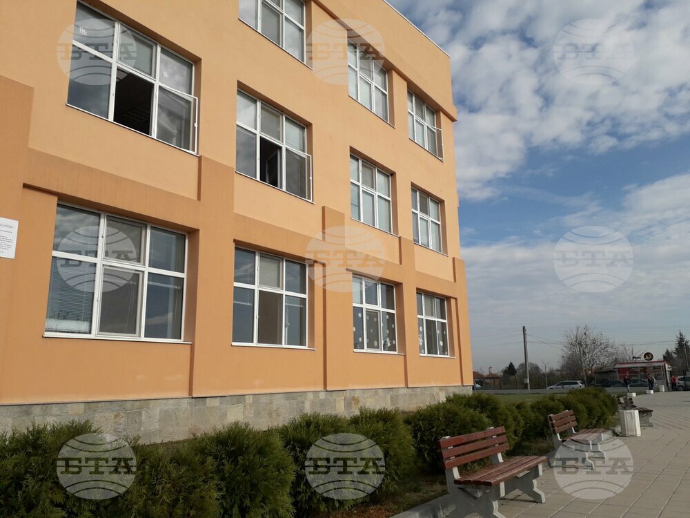 До 15 октомври родителите могат да подават заявления за еднократна помощ за ученици в първи и осми клас