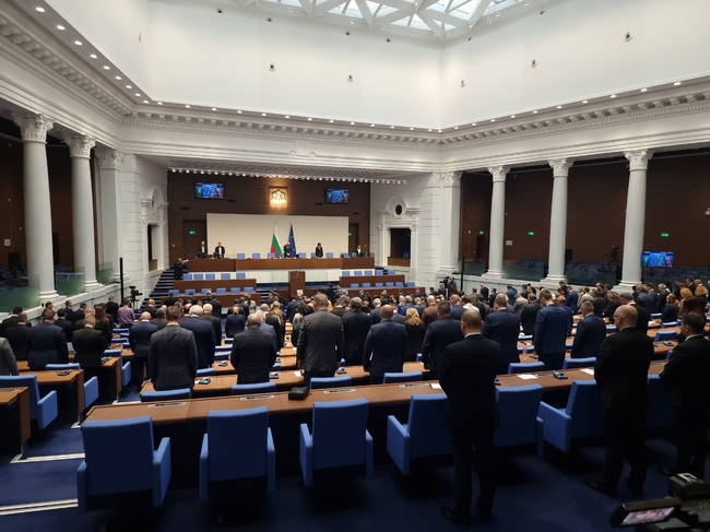 С минута мълчание в памет на Българския патриарх и Софийски митрополит Неофит започна заседанието на Народното събрание