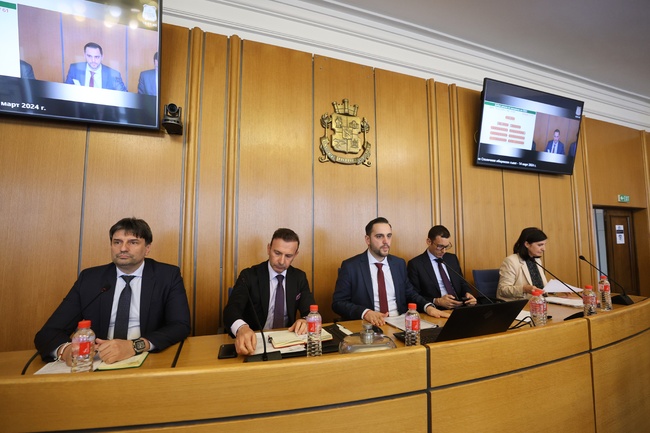 Представители на МВР, СДВР и Агенцията за бежанците бяха изслушани на извънредно заседание на Столичния общински съвет, свързано със сигурността