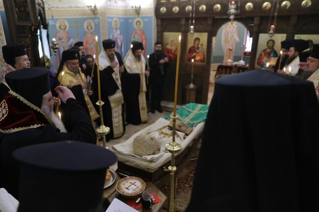 Митрополити и свещенослужители се поклониха пред тленните останки на патриарх Неофит в храма "Св. Марина" и отслужиха трисагий