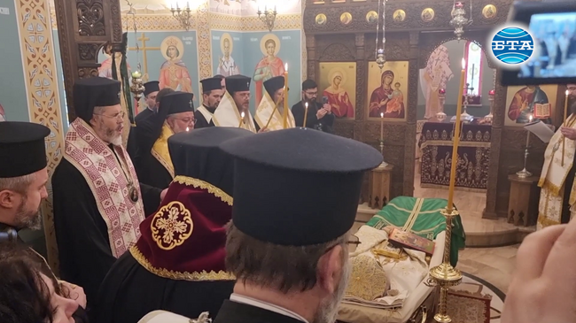 Митрополити и свещенослужители се поклониха пред тленните останки на патриарх Неофит в храма "Св. Марина" и отслужиха трисагий