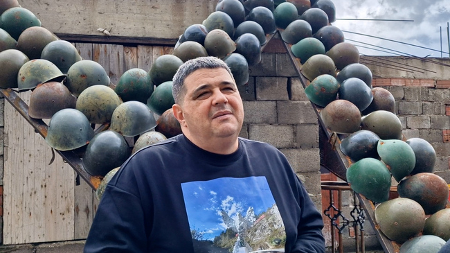 В родопското село Забърдо поставят паметник на мира, изработен от над 320 войнишки каски
