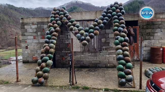 В родопското село Забърдо поставят паметник на мира, изработен от над 320 войнишки каски