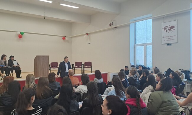 Съдебни служители от съда и прокуратурата в Пловдив изнесоха открит урок пред ученици от паралелките по съдебна администрация в Националната търговска гимназия в града 