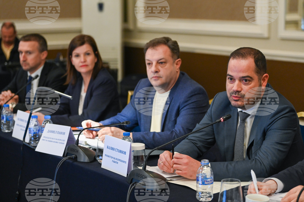 Interior Minister Stoyanov Briefs Municipalities Association on Illegal Migration