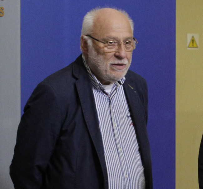 Взривовете от снощи са почти копие на предишните взривове и пожари, не мога да кажа какво е станало, посочи Емилиян Гебрев