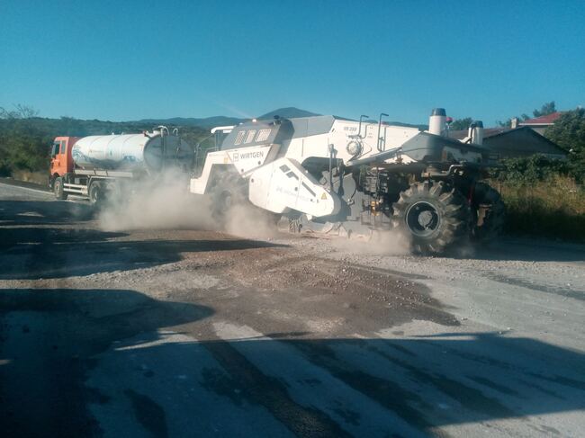 Продължават ремонтните дейности на пътя Първомай - Асеновград