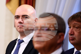 Президент - служебно правителство