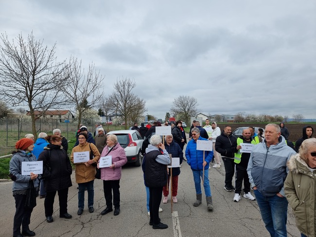 Жители на четири ямболски села отново затвориха път в знак на протест за лошото му състояние