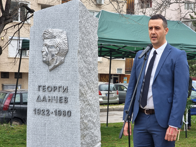 Паметник на Георги Данчев, председател на Окръжния съвет в Сливен в периода 1965-1980 г., бе открит на едноименния булевард в града