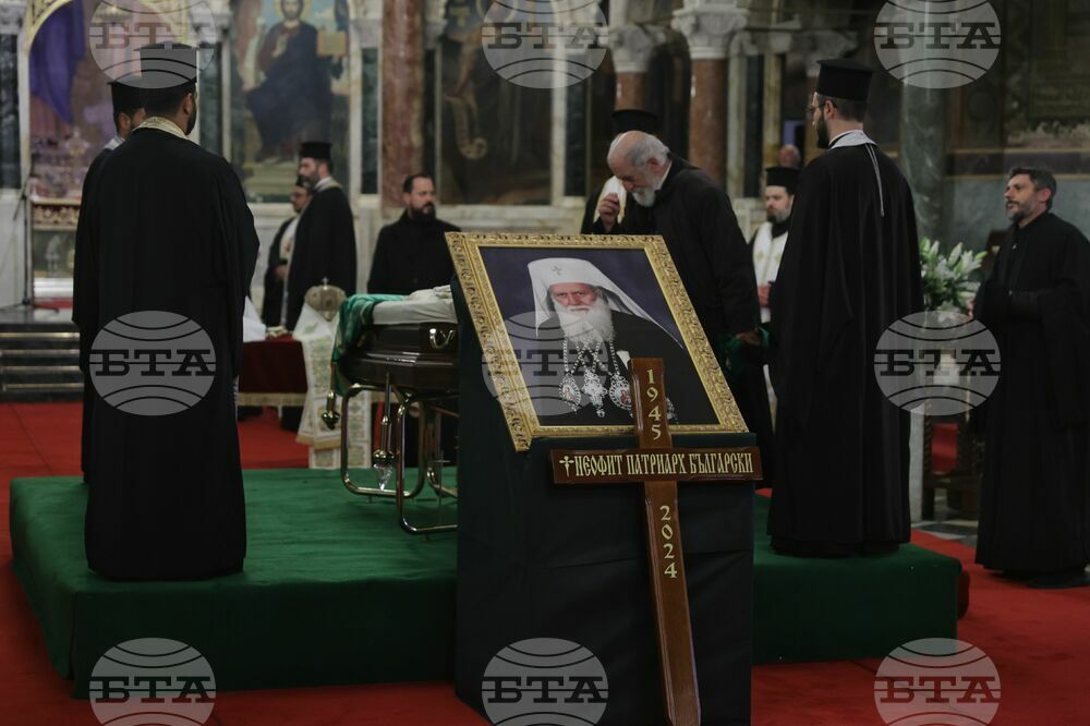 Bulgarians Pay Last Respects to Bulgarian Patriarch Neophyte