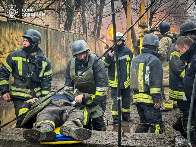 14 души са загинали и 46 са пострадалите при ракетен удар в Одеса, съобщи областният управител Олег Кипер