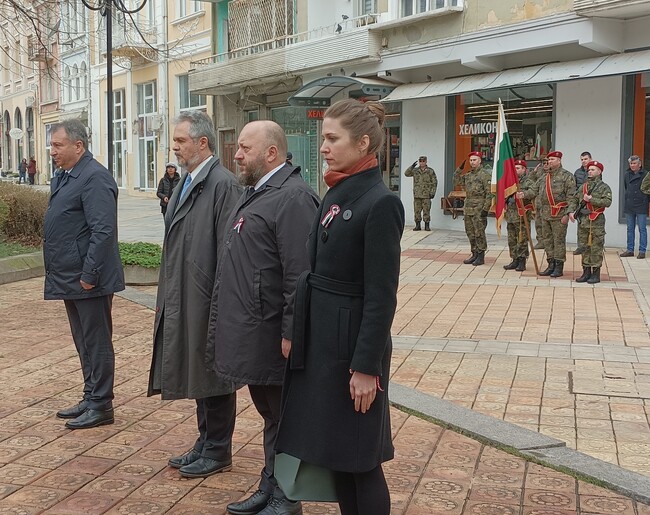 Община Шумен: Посланикът на Република Унгария в България, заместник – кметът на Дебрецен и директорът на Унгарския културен институт поднесоха венци пред паметника на Лайош Кошут в Шумен