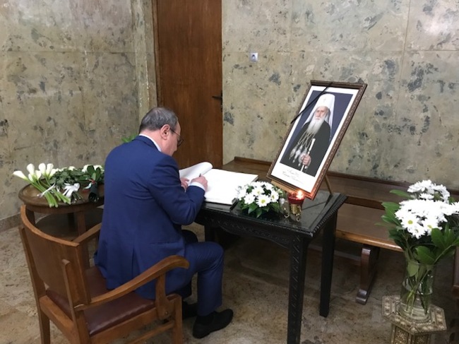 България загуби своя духовен водач - патриарх Неофит, написа в траурната книга в Светия синод председателят на БАН акад. Юлиан Ревалски