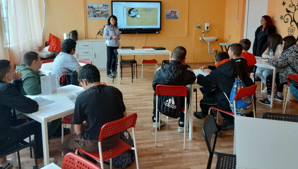 Окръжен съд – Търговище: За опасностите в интернет и как да се предпазят, говори ПР-ът на ОСТ пред седмокласници в Спортното училище