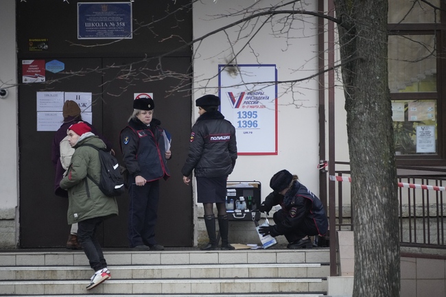 Коктейл "Молотов" е бил хвърлен по избирателна секция в Санкт Петербург, съобщават местни медии