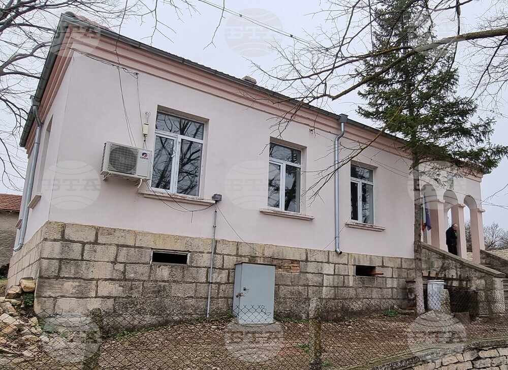 Избирателната активност на втория тур на частичните избори за кмет в с. Върбак, област Шумен, към 17:30 ч. е 59,83 процента