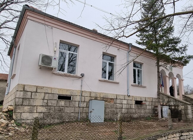 Избирателната активност на втория тур на частичните избори за кмет в с. Върбак, област Шумен, към 17:30 ч. е 59,83 процента