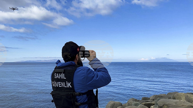 Турската брегова охрана откри 28 мигранти във водите на Егейско море край Измир 